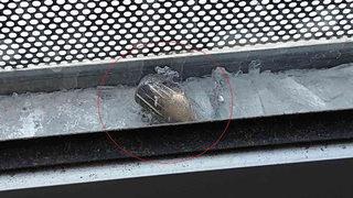 Çocuk kreşinde korkunç olay! Kapıdaki iki camın arasında fark edildi