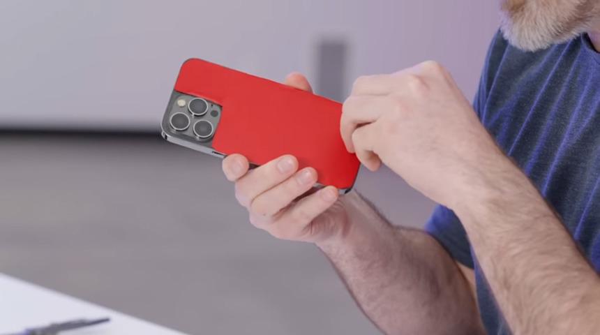 Daha çıkmayan iPhone'un "birebir aynısını" inceledi! O anları YouTube'da "İlk bakış" yazarak yayınladı