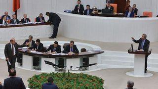 Kamer Genç ve Burhan Kuzu Meclis'te kavga etti