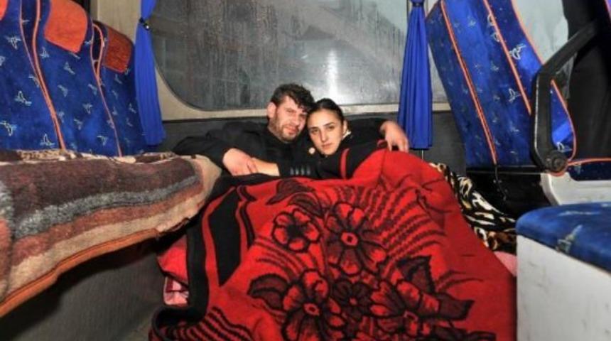 Rize'de yeni evli çift midibüste yaşıyor