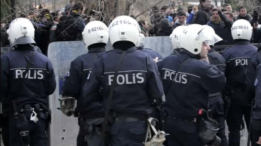 Tecav&uuml;zc&uuml; polislere amirlerinden su&ccedil;&uuml;st&uuml;