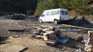 İşçiler öldü, servis minibüsü maden önünde bekliyor