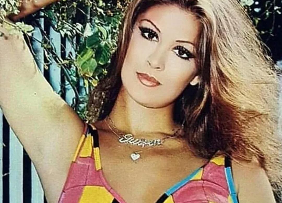 Yaz sezonunu a&ccedil;an G&uuml;lşen Bubikoğlu hayran bıraktı