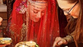 6 aylık hamile Demet Evgar’dan kına gecesi! Karnı burnunda göbek attı