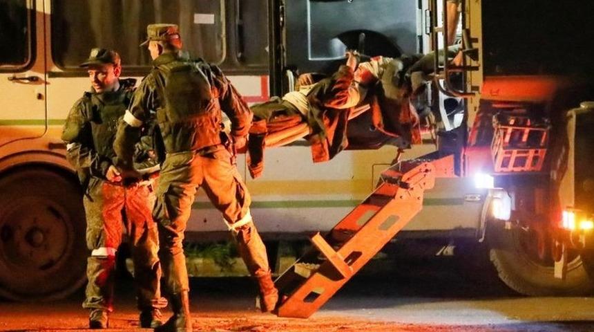 Mariupol'de kuşatma altındaki Azovstal &ccedil;elik fabrikasından 264 asker tahliye edildi