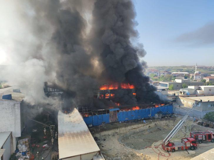 Arnavutköy'de fabrika yangını! Çevre ilçelerden ekipler sevk edildi