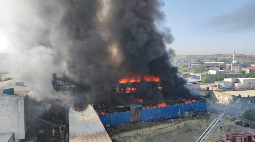 Arnavutköy'de fabrika yangını! Çevre ilçelerden ekipler sevk edildi