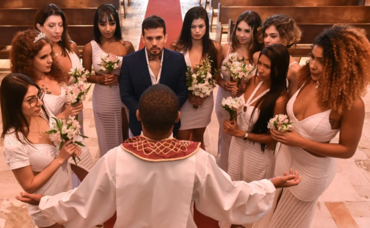 Sekiz kadınla aynı anda evli olan fenomen Arthur O Urso, çocuk çalışmalarına başladı! “İlk gelen alır” G1