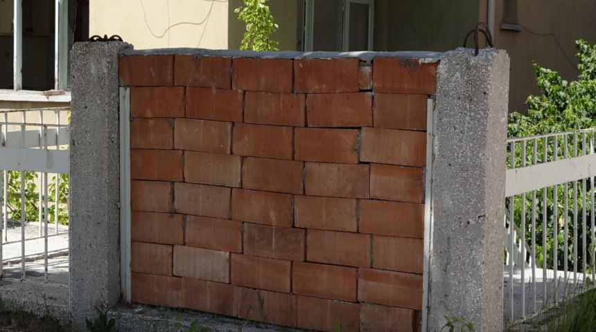 Yer: Çorum! Madde bağımlılarının meskeni oldu... Her yere duvar ördüler