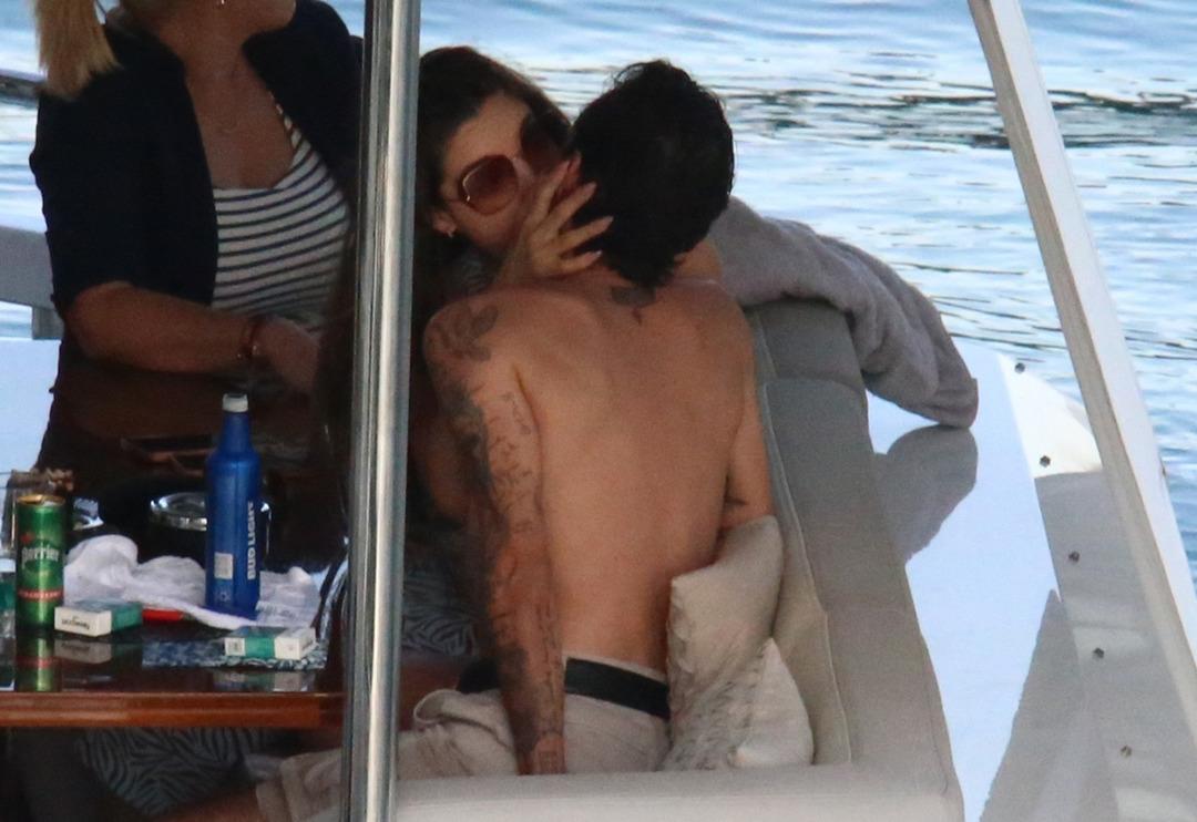 Marc Anthony ve 30 yaş k&uuml;&ccedil;&uuml;k nişanlısı Nadia Ferreira yatta aşka geldi