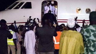 Gambiya’nın mağlup devlet başkanı ülkeyi terk etti