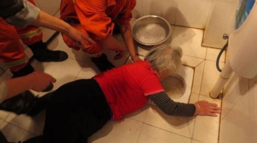 Alaturka tuvalete sıkışan kadın 4 saatte kurtarıldı