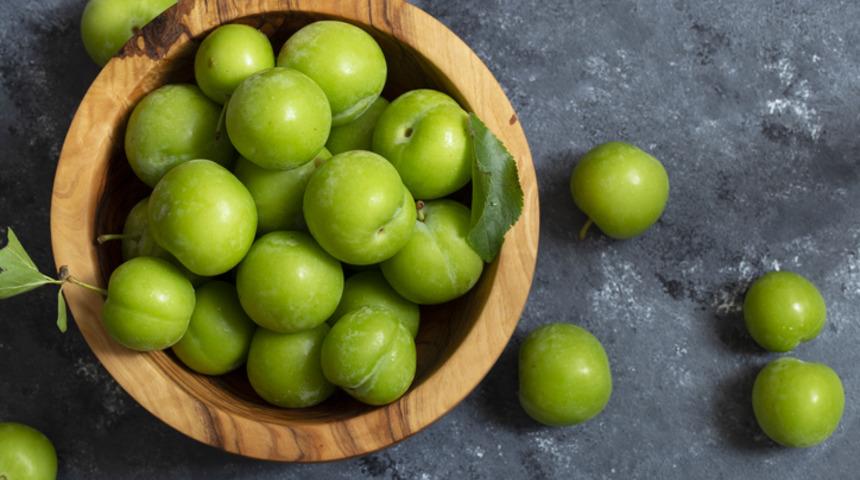 Bir oturuşta onlarca yeniyor ancak dikkat! Eriği b&ouml;yle t&uuml;ketmeyin...
