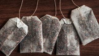 Sakın atmayın! Demlikte kalan çayın faydalarına şaşıracaksınız