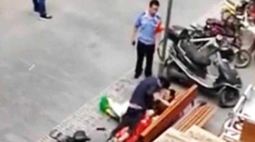 Sokakta sevişen &ccedil;iftten polise: Bekleyin, neredeyse bitiyor!