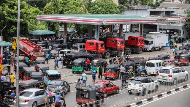 Sri Lanka Başbakanı Ranil Wickremesinghe, son 70 yılın en ağır ekonomik krizini yaşayan ülkede sadece bir günlük benzin kaldığını açıkladı.