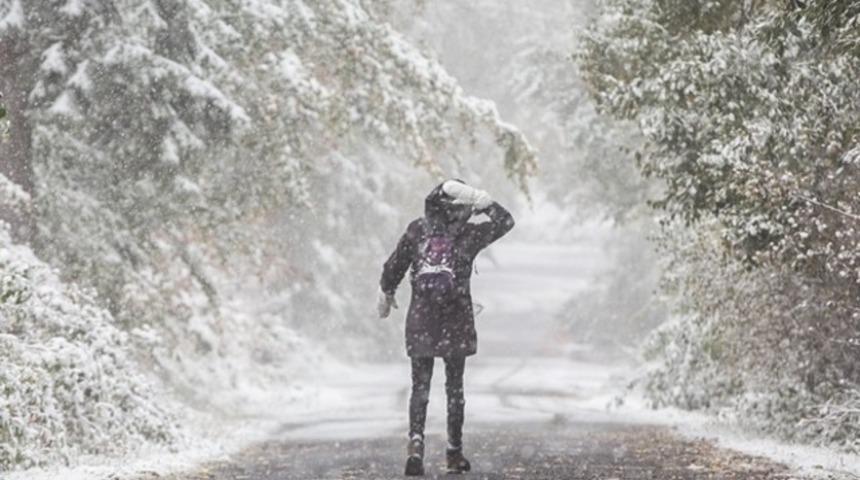 Sigara i&ccedil;meye &ccedil;ıkan gen&ccedil; kız donarak &ouml;ld&uuml;