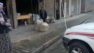 Çatıya odunlar kamyonet yardımıyla çıkarıldı