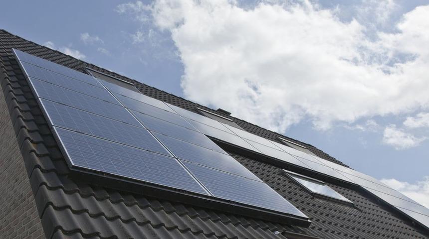 AB'den Rus enerjisine alternatif plan: 'Yeni kamu binalarına g&uuml;neş panelleri zorunluluğu getiriliyor'