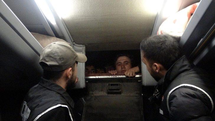 Kaçak göçmenler otobüsün gizli bölmelerinde yakalandı