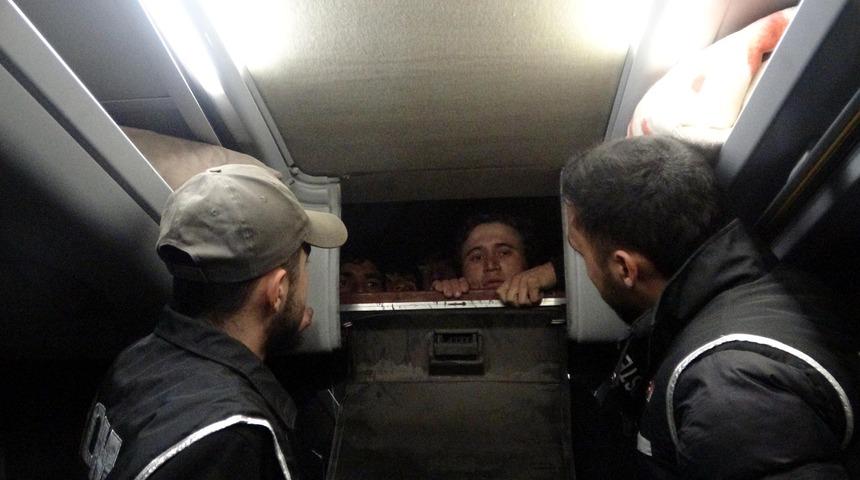 Kaçak göçmenler otobüsün gizli bölmelerinde yakalandı