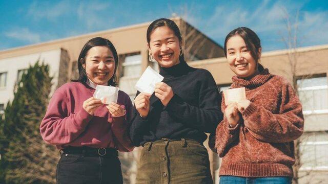 Minna No Seiri kuruluşu Japonya'daki okullarda regl izninin yaşama geçirilmesi için çabalasa da başarısız oldu.