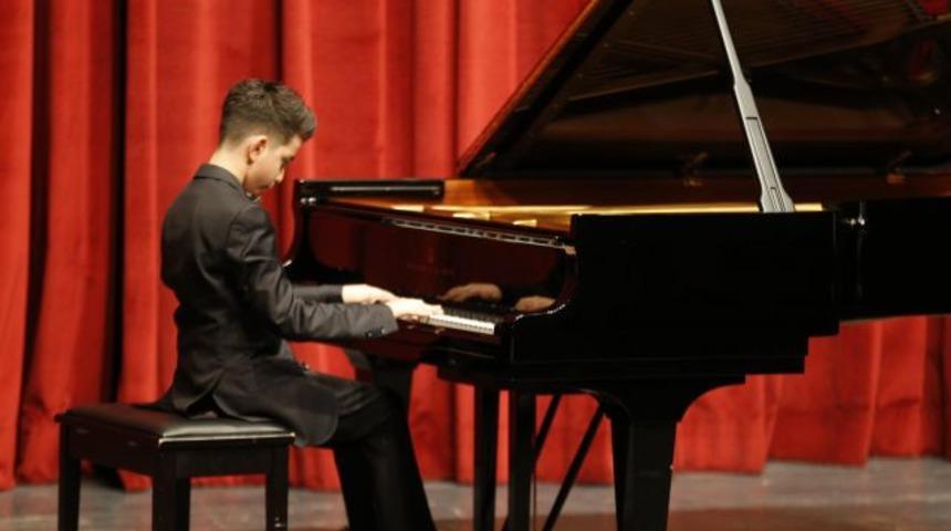19 Mayıs Atatürk'ü Anma Gençlik ve Spor Bayramı etkinliğindeki çocuk piyanist Yiğit Yüksel kimdir? Yiğit Yüksel nereli ve kaç yaşında?