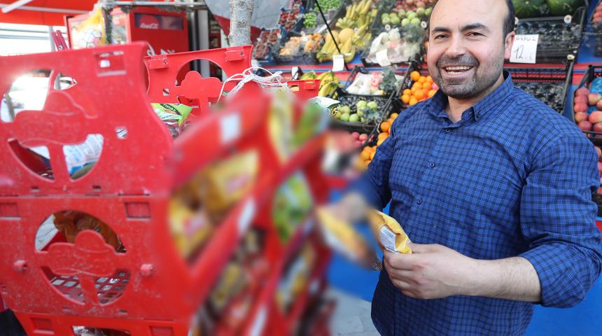 Mahalleliden cips hırsızı kargaya destek: Ağzının tadını biliyor, bizden daha akıllılar