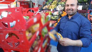 Mahalleliden cips hırsızı kargaya destek: Ağzının tadını biliyor, bizden daha akıllılar