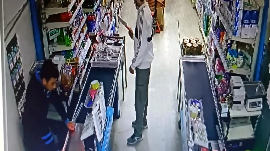 Bıçaklı soyguncuyu satırla engelledi! Dehşet anları kamerada