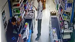 Bıçaklı soyguncuyu satırla engelledi! Dehşet anları kamerada