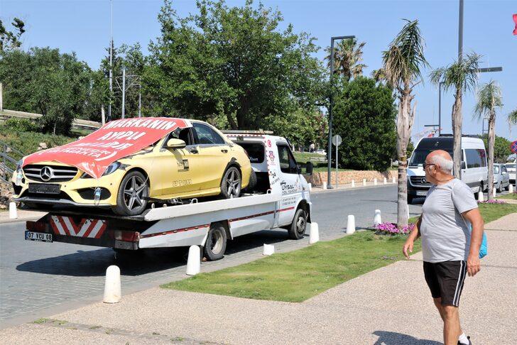 Aldığı lüks aracı “Markanın ayıplı malıdır, 5 yıldır yatmakta” yazılı branda ile kapatıp çekici üzerinde şehir turu attırdı G1