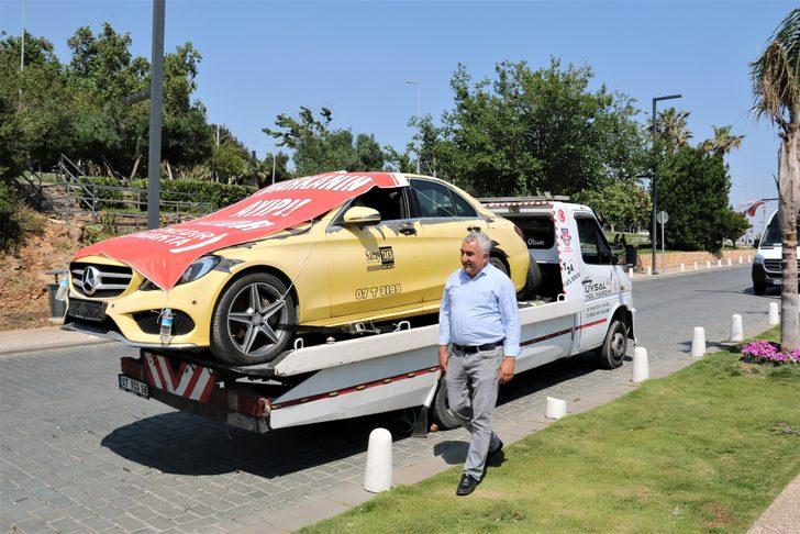 Aldığı lüks aracı “Markanın ayıplı malıdır, 5 yıldır yatmakta” yazılı branda ile kapatıp çekici üzerinde şehir turu attırdı G2