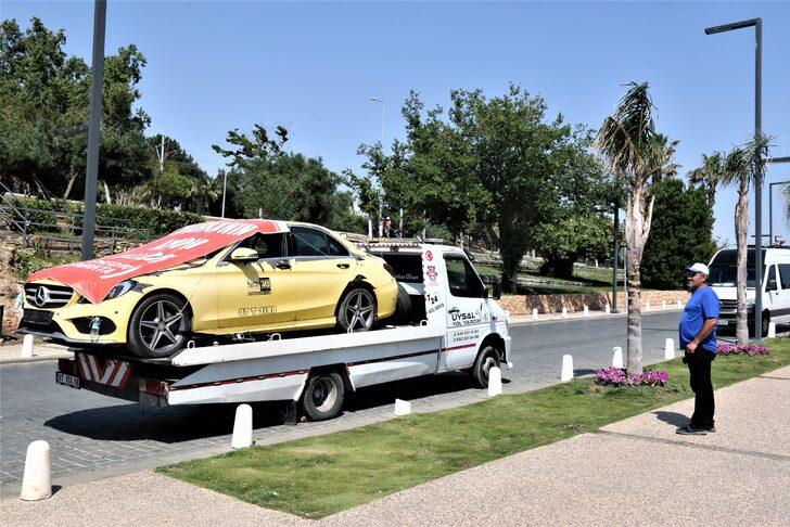 Aldığı lüks aracı “Markanın ayıplı malıdır, 5 yıldır yatmakta” yazılı branda ile kapatıp çekici üzerinde şehir turu attırdı G3