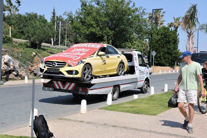 Aldığı lüks aracı “Markanın ayıplı malıdır, 5 yıldır yatmakta” yazılı branda ile kapatıp çekici üzerinde şehir turu attırdı G4