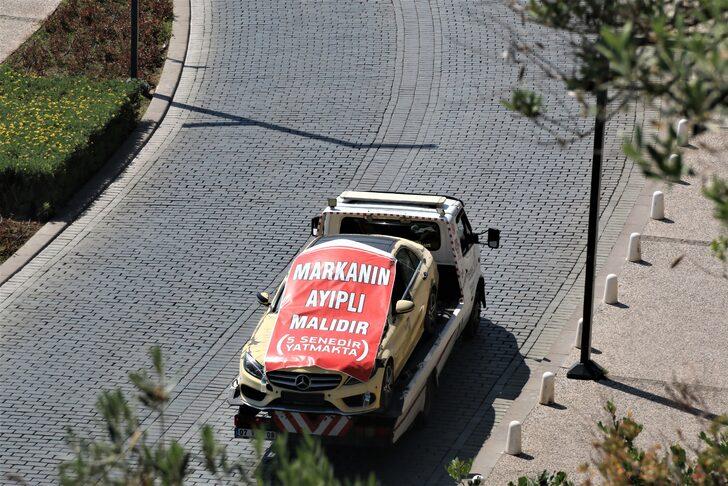 Aldığı lüks aracı “Markanın ayıplı malıdır, 5 yıldır yatmakta” yazılı branda ile kapatıp çekici üzerinde şehir turu attırdı G5