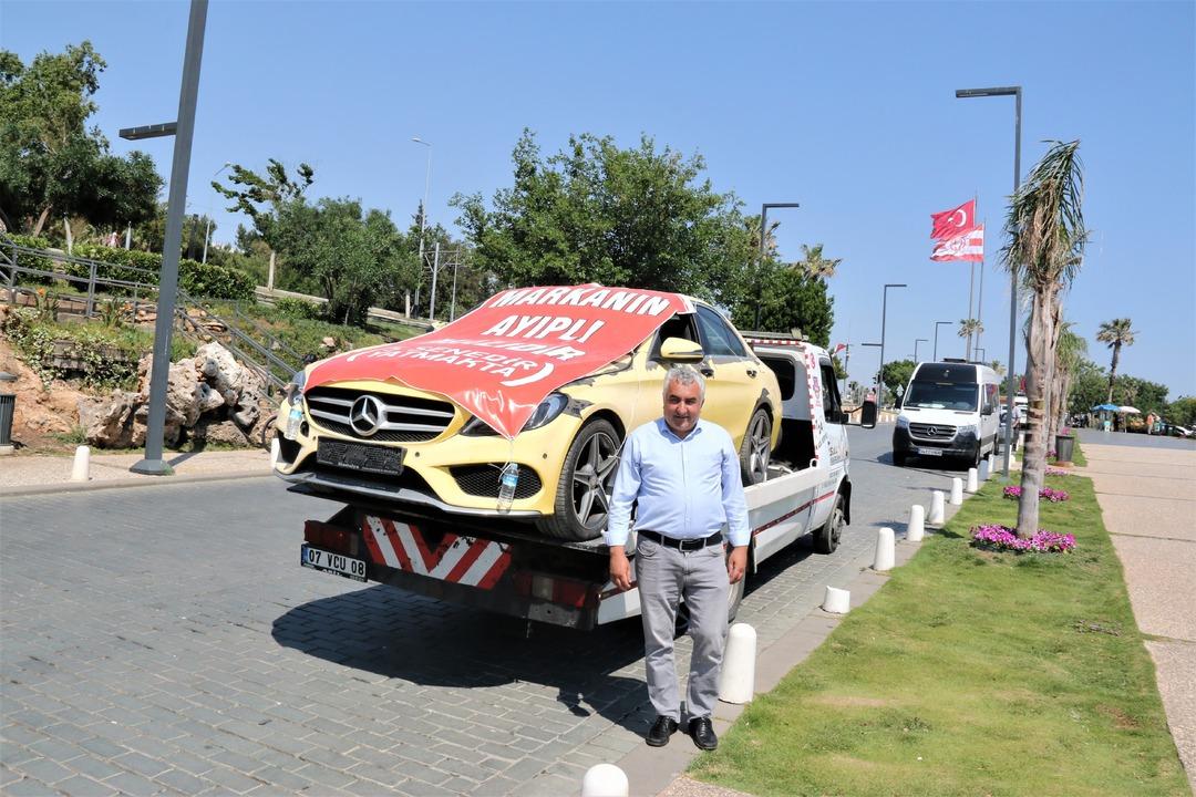 Aldığı l&uuml;ks aracı &ldquo;Markanın ayıplı malıdır, 5 yıldır yatmakta&rdquo; yazılı branda ile kapatıp &ccedil;ekici &uuml;zerinde şehir turu attırdı