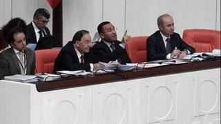 Kamer Genç ile Bekir Bozdağ Meclis'te tartıştı