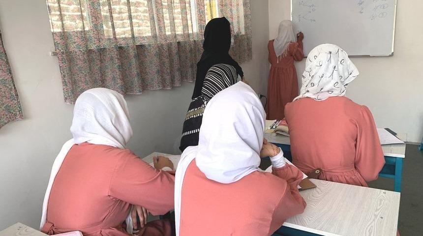 Afganistan'da kız &ouml;ğrenciler gizlice eğitim alıyor