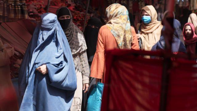 Taliban ideal kadın giysisinin burka olduğunu söylüyor