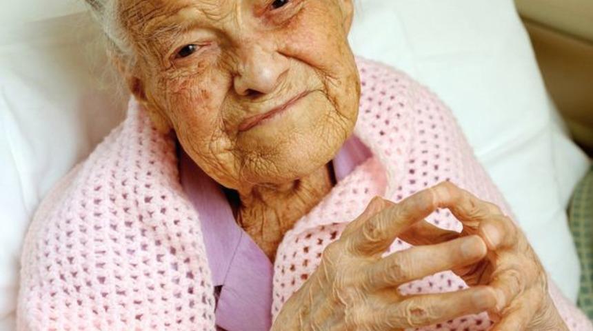Dünyanın en yaşlı bakiresiydi! Uzun yaşamın sırrının cinsel ilişkiye girmemek olduğunu savundu