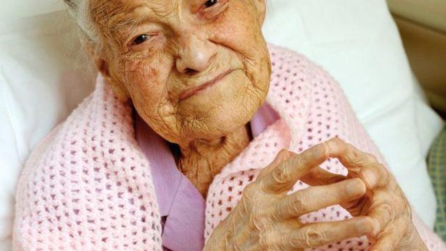 Dünyanın en yaşlı bakiresiydi! Uzun yaşamın sırrının cinsel ilişkiye girmemek olduğunu savundu