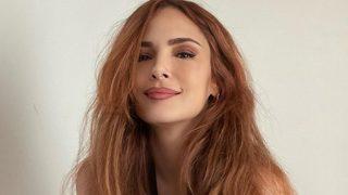 Mine Tugay elbiseli pozuyla olay oldu! Yakıyorsunuz ortalığı hanımefendi