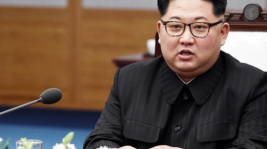 Kuzey Kore liderinden pes dedirten hareket! Kovid-19 toplantısında öyle bir şey yaptı ki...