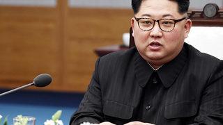 Kuzey Kore liderinden pes dedirten hareket! Kovid-19 toplantısında öyle bir şey yaptı ki...