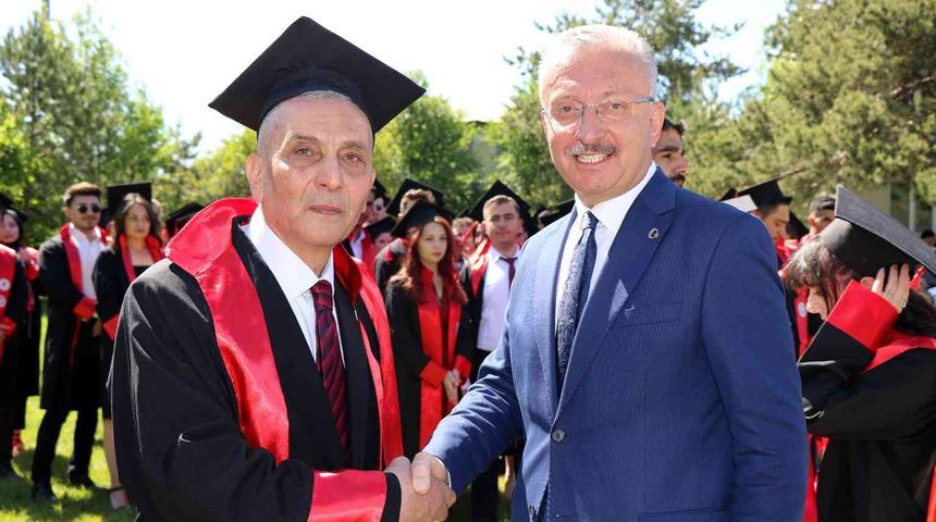 77 yaşında hukuk fakültesinden mezun oldu! "Okumanın yaşı yoktur"