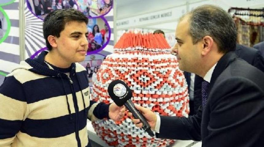 Bakan Çağatay Kılıç, mikrofonu alıp muhabirlik yaptı