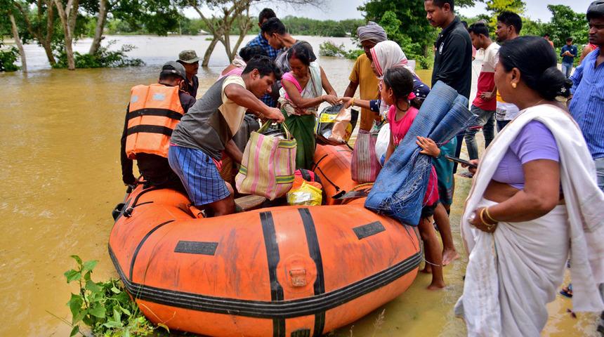 Hindistan'ı sel vurdu: 500 binden fazla kişi i&ccedil;in kritik saatler!