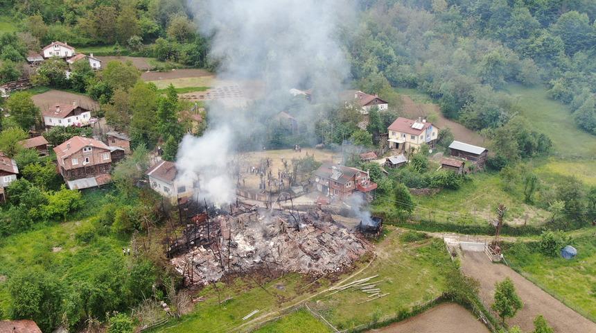 Korkunç yangın! 4 ev küle döndü... "Engellemeseydik köyün yarısı yanardı"