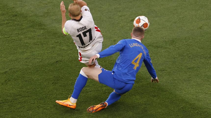 Son dakika: UEFA Avrupa Ligi'ndeki Frankfurt - Rangers finalinde korkunç an! Sebastian Rode kanlar içinde yerde kaldı...